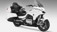 Gold Wing telah mendapatkan sentuhan menjadi motor turing mewah yang menghadirkan banyak fitur terbaru yakni cornering ABS, mode berkendara, traction control, dan juga hadirnya banyak beragam hiburan yang diharapkan sebagai standar untuk produk seluruh model 2018 Gold Wing nanti. Foto: dok. autoevolution