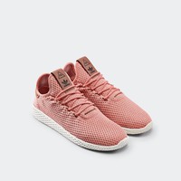 Popularitas sneakers memang tak ada matinya. Lihat saja 10 sneakers berikut yang tak hanya stylish di kaki namun juga cantik mengisi feed Instagram kamu. Foto: Dok. Adidas