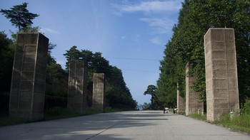 Ini adalah tiang-tiang yang bisa dirobohkan jika ada invasi musuh. Foto: Bored Panda