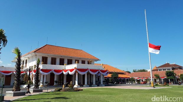 Bendera setengah tiang di Gedung Negara Grahadi