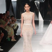 Koleksi terbaru Hian Tjen dengan mengusung tema A Fine Romance Bertempat di Ballroom Grand Hyatt hotel, Jakarta. [Foto: Mohammad Abduh/Wolipop]