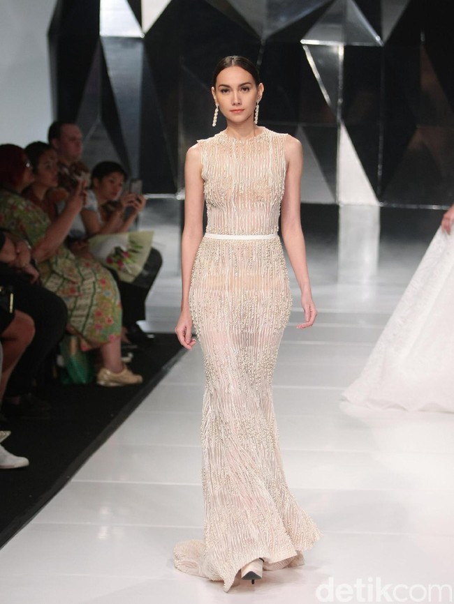 Koleksi terbaru Hian Tjen dengan mengusung tema A Fine Romance Bertempat di Ballroom Grand Hyatt hotel, Jakarta. [Foto: Mohammad Abduh/Wolipop]