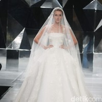 Koleksi terbaru Hian Tjen dengan mengusung tema A Fine Romance Bertempat di Ballroom Grand Hyatt hotel, Jakarta. [Foto: Mohammad Abduh/Wolipop]