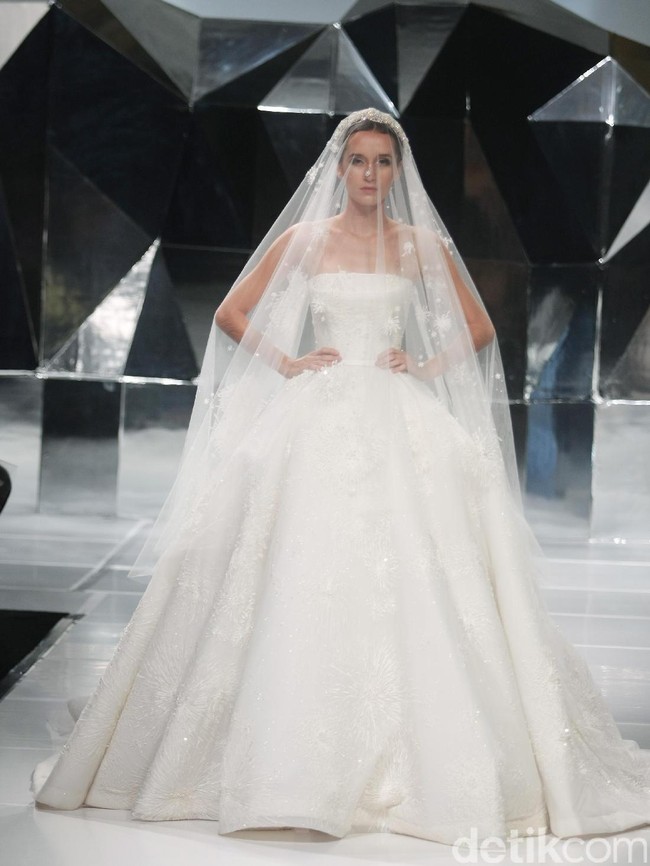 Koleksi terbaru Hian Tjen dengan mengusung tema A Fine Romance Bertempat di Ballroom Grand Hyatt hotel, Jakarta. [Foto: Mohammad Abduh/Wolipop]