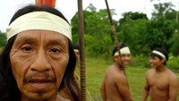 Adalah suku Huaorani, sebuah suku yang menempati wilayah di pedalaman hutan Amazon di sebelah timur Ekuador. Tepatnya bernama Queheri’ono, juga dikenal sebagai wilayah yang sulit dijangkau (BBC)
