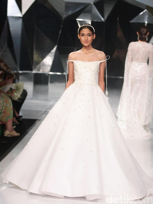 Koleksi terbaru Hian Tjen dengan mengusung tema A Fine Romance Bertempat di Ballroom Grand Hyatt hotel, Jakarta. [Foto: Mohammad Abduh/Wolipop]