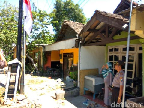 Pasang Bendera Terbalik, Seorang Ibu Hamil di Sidoarjo 'Dihukum'