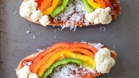 Vegetable French Bread Pizzas adalah hidangan mengandung sayuran bagi anak. Makanan ini di buat menyerupai pelangi di atas roti yang sangat indah.