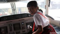 Ekspresi seorang anak saat masuk ke miniatur kokpit pesawat.