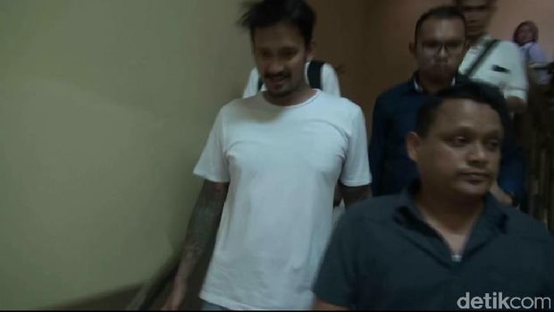 Didampingi Mieke, Tora Sudiro Dibawa ke RSKO Cibubur