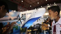 Siswa sekolah dasar melihat miniatur replika pesawat R 80 di Pameran Bekraf Habibie Festival, JIEXPO, Kemayoran
