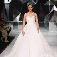 Koleksi terbaru Hian Tjen dengan mengusung tema A Fine Romance Bertempat di Ballroom Grand Hyatt hotel, Jakarta. [Foto: Mohammad Abduh/Wolipop]