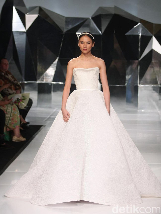 Koleksi terbaru Hian Tjen dengan mengusung tema A Fine Romance Bertempat di Ballroom Grand Hyatt hotel, Jakarta. [Foto: Mohammad Abduh/Wolipop]