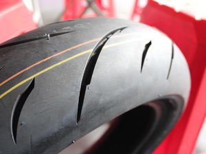 Jangan Tunggu Botak! Segini Usia Ideal Ban Motor