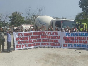 Sopir Truk Proyek Tol Solo-Ngawi Demo Tuntut Tunggakan Material