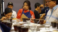 Mimi Alawiyah selaku Q grader memandu para peserta untuk mengidentifikasi kopi yang sudah diseduh. (Foto: detikFood)