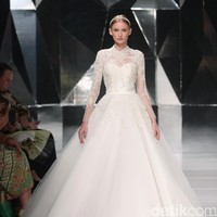 Koleksi terbaru Hian Tjen dengan mengusung tema A Fine Romance Bertempat di Ballroom Grand Hyatt hotel, Jakarta. [Foto: Mohammad Abduh/Wolipop]