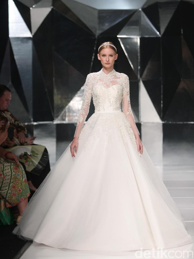 Koleksi terbaru Hian Tjen dengan mengusung tema A Fine Romance Bertempat di Ballroom Grand Hyatt hotel, Jakarta. [Foto: Mohammad Abduh/Wolipop]