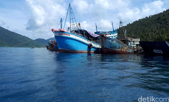  Foto  Terbaru Penampakan Kapal  Pencuri Ikan  yang 