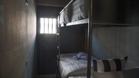 Yang membuat akomodasi ini berbeda dari yang lain yaitu hotelnya mengangkat tema penjara. (Sook Station/Facebook)