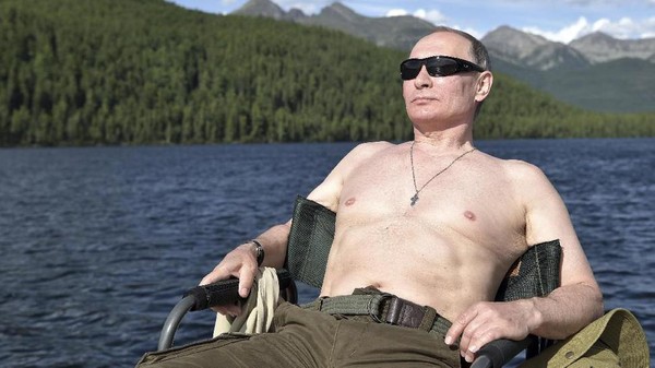 Ia bahkan berpose telanjang dada lho, jantan abis! (AFP PHOTO / SPUTNIK / Alexey NIKOLSKY)