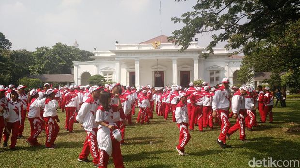 Presiden Jokowi bermain tenis Meja bersama Erick Thohir dan Susi Susanti.