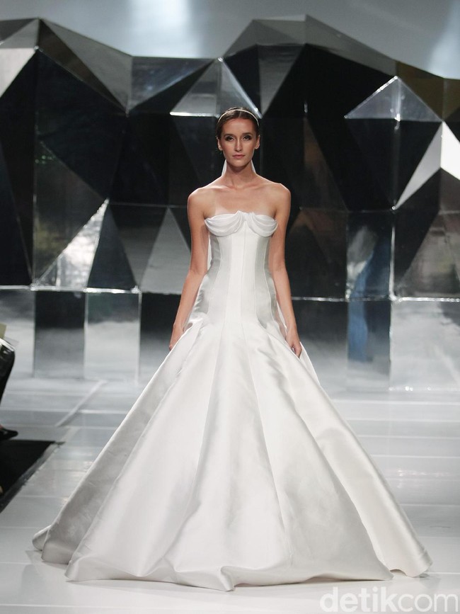 Koleksi terbaru Hian Tjen dengan mengusung tema A Fine Romance Bertempat di Ballroom Grand Hyatt hotel, Jakarta. [Foto: Mohammad Abduh/Wolipop]