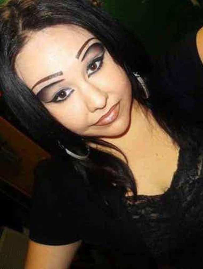 Entah ingin menciptakan tren alis sendiri atau memang salah bikin alis, makeup wanita ini malah jadi seperti ia memiliki dua alis. Melihatnya jadi kocak. Foto: ist