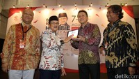 Pendiri Berkarya Indonesia Ilham Habibie, Presiden ke-3 RI BJ Habibie, Kepala Barekraf Triawan Munaf dan CEO Orbit Ventura Sachin Gopalan saat pembukaan Bekraf Habibie Festival di JIEXPO, Kemayoran, Jakarta, Senin (7/8/2017).