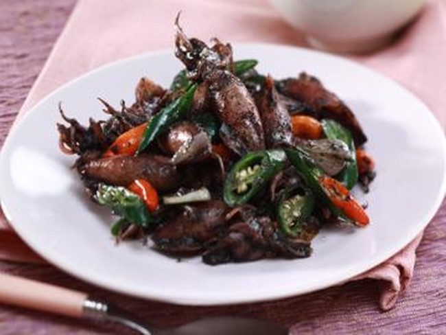 Kalau Ingin yang Gurih Pekat, Siang Ini Bisa Coba Cumi Hitam di Sini