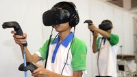 Anak-anak menjajal simulator pistol milik PT. Pindad.