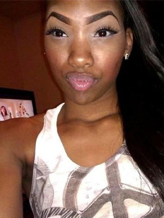 Alis on fleek jadi cita-cita banyak wanita. Tapi bikinnya jangan terlalu tinggi ya seperti wanita ini. Foto: ist