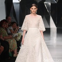 Koleksi terbaru Hian Tjen dengan mengusung tema A Fine Romance Bertempat di Ballroom Grand Hyatt hotel, Jakarta. [Foto: Mohammad Abduh/Wolipop]