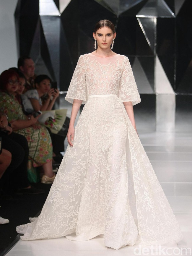 Koleksi terbaru Hian Tjen dengan mengusung tema A Fine Romance Bertempat di Ballroom Grand Hyatt hotel, Jakarta. [Foto: Mohammad Abduh/Wolipop]