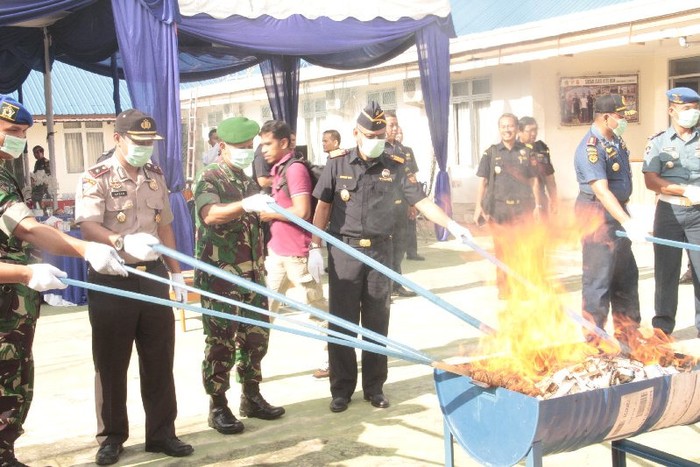 Jutaan Rokok Ilegal Dimusnahkan di Malang