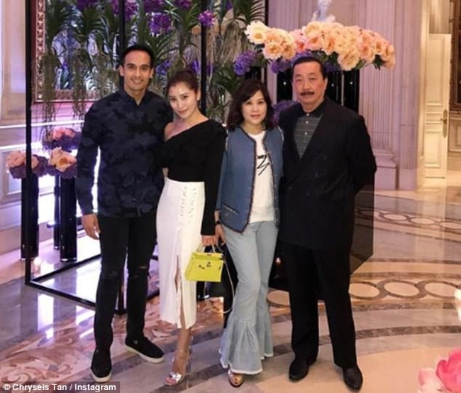 Kehidupan Chryseis Tan semakin menjadi sorotan setelah dia bertunangan dengan Faliq Nasimuddin, yang juga anak miliuner Malaysia, Tan Sri Nasimuddin Amin. Foto: Instagram