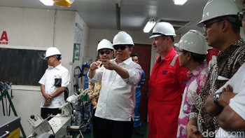 Kabel optik tadi untuk menghubungkan Batam-Tarempa-Ranai-Singkawang-Daik Lingga-Tanjung Bemban.  Foto: Agus Tri Haryanto/detikINET