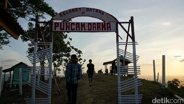 Komposisi perbukitan dan pantai bisa bikin mata traveler terpana dengan panorama alam Geopark Ciletuh yang asri. Spot ini juga sangat cocok untuk berfoto ria atau menikmati sunset hingga mendirikan tenda untuk bermalam (Mukhlis/detikTravel) Komposisi perbukitan dan pantai bisa bikin mata traveler terpana dengan panorama alam Geopark Ciletuh yang asri. Spot ini juga sangat cocok untuk berfoto ria atau menikmati sunset hingga mendirikan tenda untuk bermalam (Mukhlis/detikTravel)
