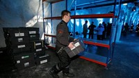 Tidak sembarangan orang yang bisa masuk ke sini. Hanya para ilmuwan dan peneliti saja yang sudah mendapat kartu izin khusus yang bisa berkunjung ke sana. Jika suatu hari Bumi hancur, dipercaya Svalbard Global Seed Vault adalah tempat memulai kehidupan kembali (Bob Strong/ Reuters)