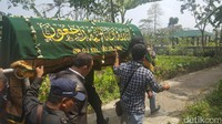 Suasana pemakaman bocah Ramiza yang tewas digigit anjing peliharaan (Foto: Muhammad Aminudin)