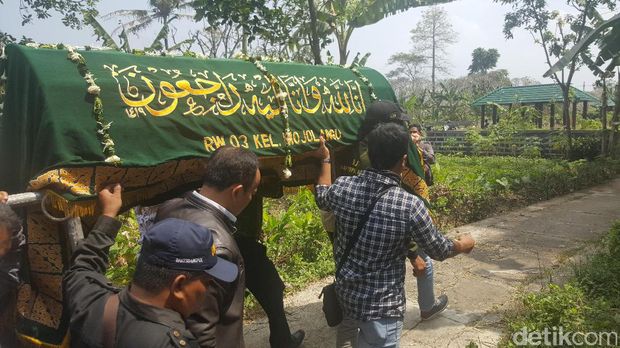 Jenazah Ramiza menuju pemakaman/