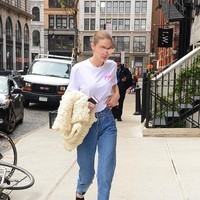 Gigi Hadid membuat padu padan T-shirt polos dan celana jeans tampil stylish namun effortless. Kacamata dan slippers memegang kunci untuk tampilan ini. Foto: Ist.