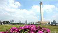 Pemasangan beberapa bunga di setiap penjuru agar terlihat lebih segar dan indah dipandang mata.