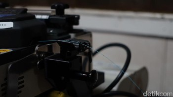 Serat optik tadi disambungkan biar media transmisi terarah untuk perpindahan arus data pada jaringan komputer. Foto: Agus Tri Haryanto/detikINET