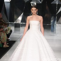 Koleksi terbaru Hian Tjen dengan mengusung tema A Fine Romance Bertempat di Ballroom Grand Hyatt hotel, Jakarta. [Foto: Mohammad Abduh/Wolipop]