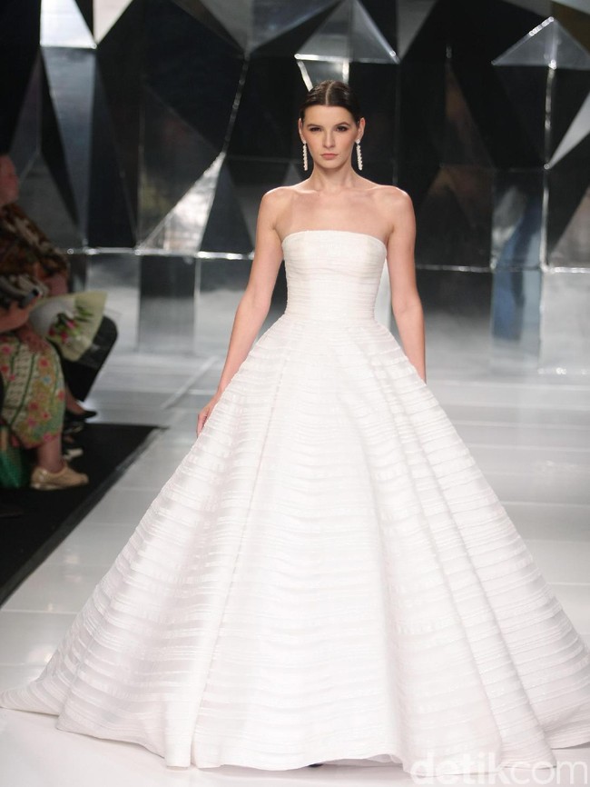 Koleksi terbaru Hian Tjen dengan mengusung tema A Fine Romance Bertempat di Ballroom Grand Hyatt hotel, Jakarta. [Foto: Mohammad Abduh/Wolipop]