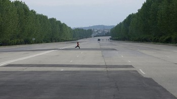 Sangat jarang mobil lewat sehingga bisa saja jalanan ini buat tidur-tiduran. Foto: Bored Panda
