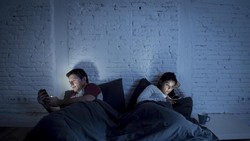 Insomnia bisa dipicu hal-hal sepele, termasuk ponsel di tempat tidur. Ada beberapa alasan untuk menyingkirkan benda ini saat terlelap.
