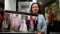 Yunike pun menunjukkan foto-foto pernikahannya dengan Jimmy. Dalam foto itu tampak menjadi tamu undangan adalah Ketum PDIP Megawati Soekarnoputri.