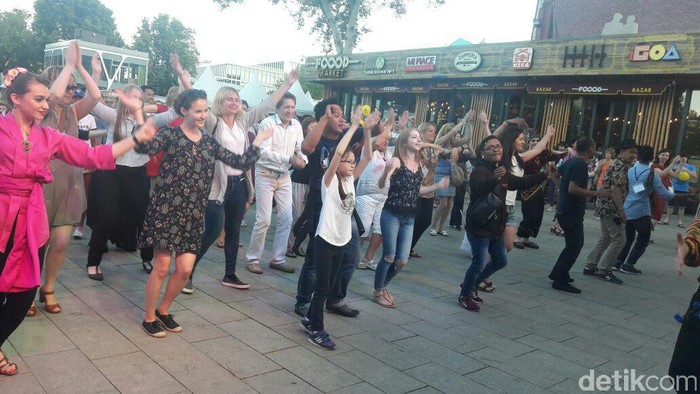 Meriah dan Hebohnya Warga Rusia Saat Menari Poco-poco